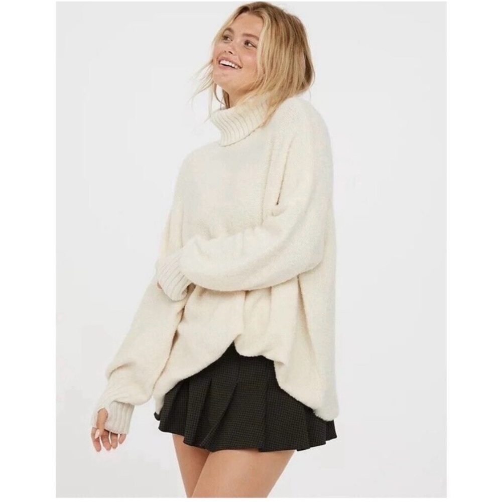 Aerie Offline Women's size XL Oversized Turtle Neck White Sweater